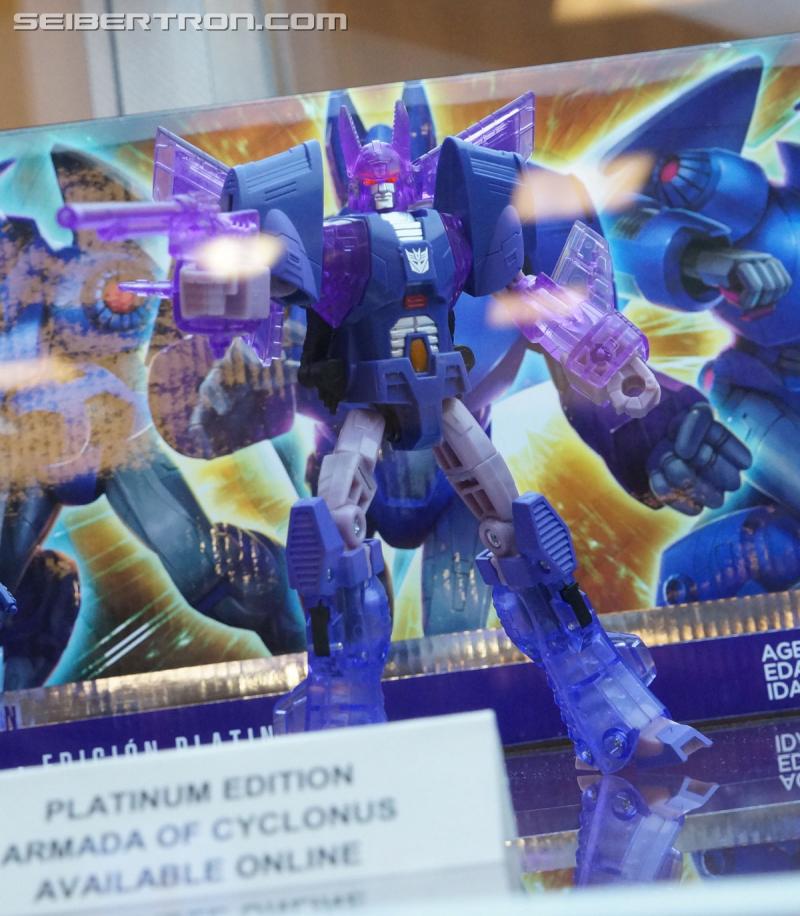 Botcon 2016: Hasbro Display: Platinum Edition Movie 30th Anniversary - Transformers Event: Platinum Edition 011a