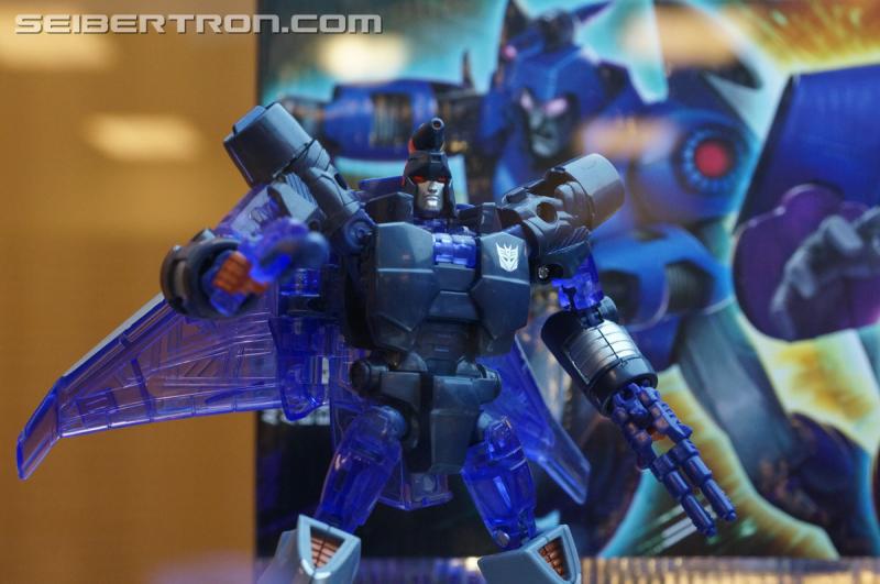 Botcon 2016: Hasbro Display: Platinum Edition Movie 30th Anniversary - Transformers Event: Platinum Edition 014