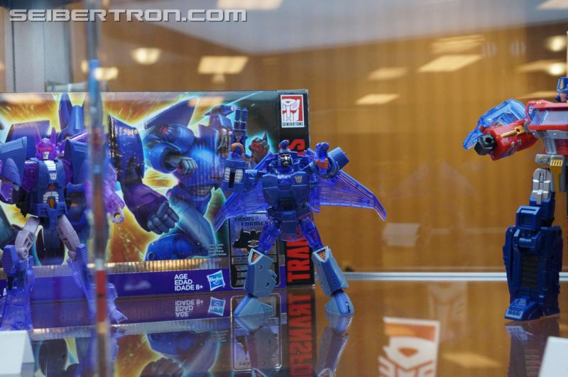 Botcon 2016: Hasbro Display: Platinum Edition Movie 30th Anniversary - Transformers Event: Platinum Edition 017