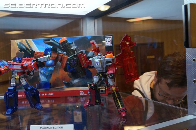 Botcon 2016: Hasbro Display: Platinum Edition Movie 30th Anniversary - Transformers Event: Platinum Edition 024
