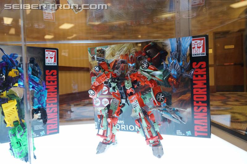Botcon 2016 - Hasbro Display: Combiner Wars Victorion and G2 Bruticus Sets