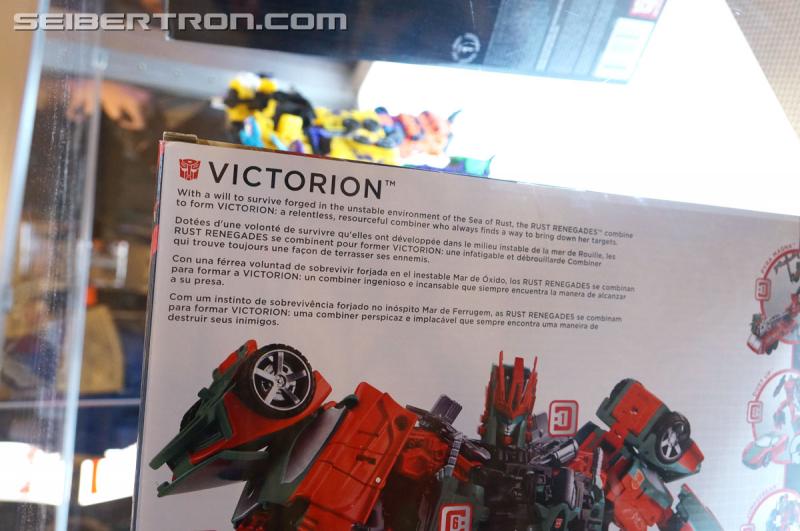 Botcon 2016 - Hasbro Display: Combiner Wars Victorion and G2 Bruticus Sets