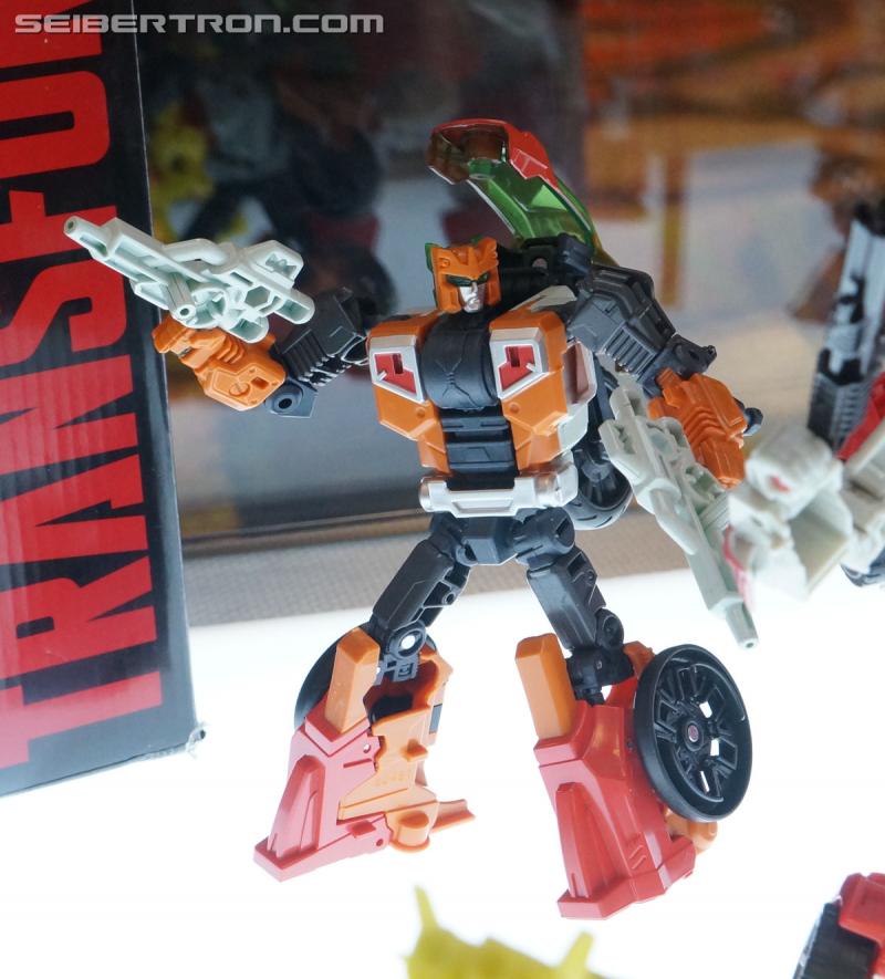 Transformers News: Comparisons Between Transformers Combiner Wars and Unite Warriors Computron with Animation and Comic