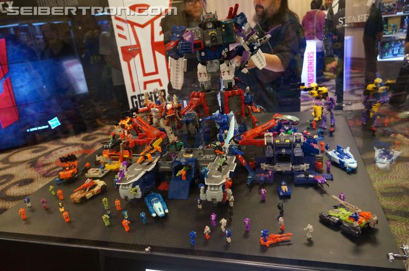 Botcon 2016: Fortress Maximus Titan Masters Battle Scene Diorama - Transformers Event: Fort Max Diorama 002