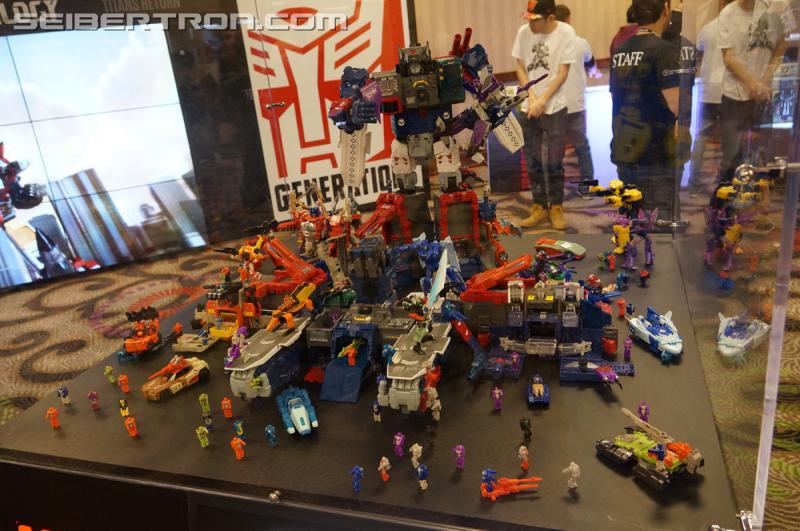 Botcon 2016: Fortress Maximus Titan Masters Battle Scene Diorama - Transformers Event: Fort Max Diorama 004