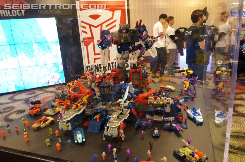 Botcon 2016: Fortress Maximus Titan Masters Battle Scene Diorama - Transformers Event: Fort Max Diorama 006