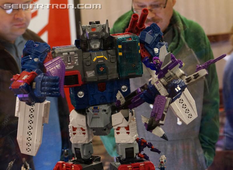 Botcon 2016: Fortress Maximus Titan Masters Battle Scene Diorama - Transformers Event: Fort Max Diorama 009