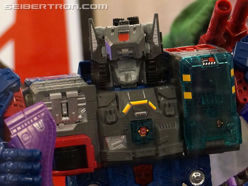 Botcon 2016: Fortress Maximus Titan Masters Battle Scene Diorama - Transformers Event: Fort Max Diorama 011