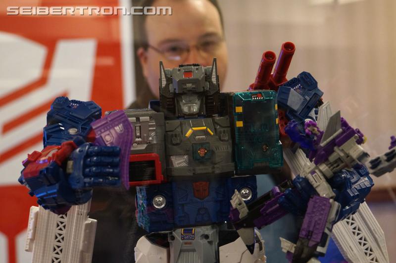 Botcon 2016: Fortress Maximus Titan Masters Battle Scene Diorama - Transformers Event: Fort Max Diorama 012