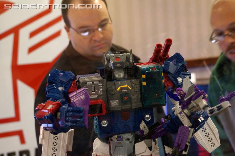 Botcon 2016: Fortress Maximus Titan Masters Battle Scene Diorama - Transformers Event: Fort Max Diorama 014