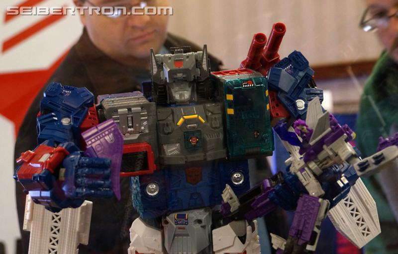 Botcon 2016: Fortress Maximus Titan Masters Battle Scene Diorama - Transformers Event: Fort Max Diorama 015