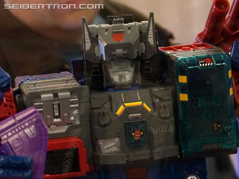 Botcon 2016: Fortress Maximus Titan Masters Battle Scene Diorama - Transformers Event: Fort Max Diorama 016
