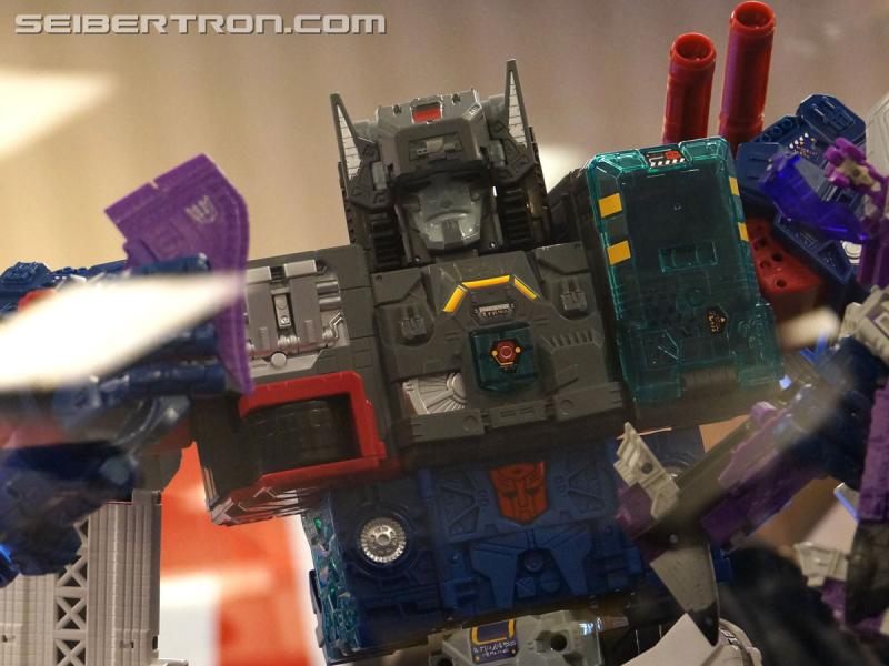 Botcon 2016: Fortress Maximus Titan Masters Battle Scene Diorama - Transformers Event: Fort Max Diorama 018