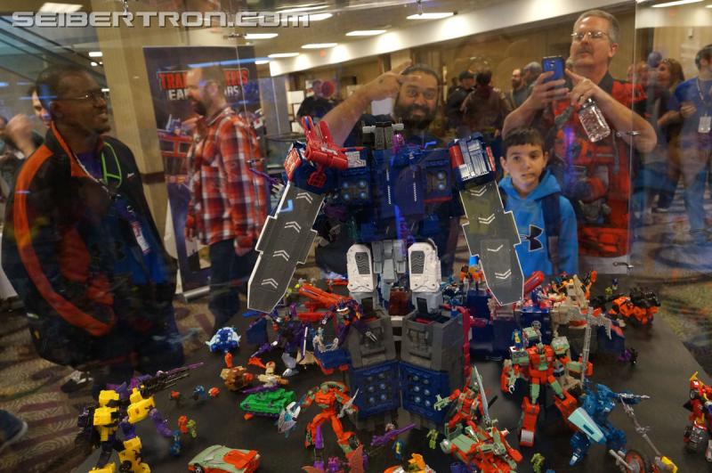 Botcon 2016: Fortress Maximus Titan Masters Battle Scene Diorama - Transformers Event: Fort Max Diorama 022