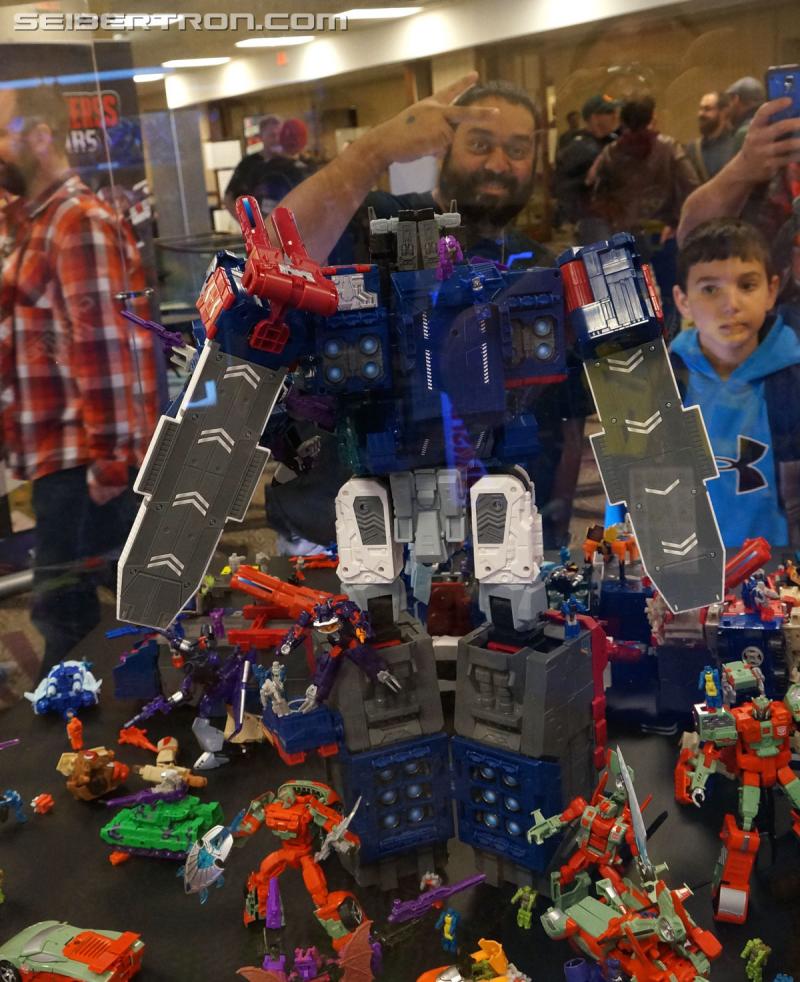 Botcon 2016: Fortress Maximus Titan Masters Battle Scene Diorama - Transformers Event: Fort Max Diorama 023