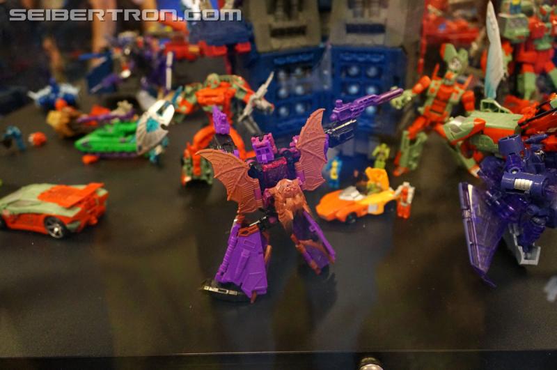 Botcon 2016: Fortress Maximus Titan Masters Battle Scene Diorama - Transformers Event: Fort Max Diorama 026