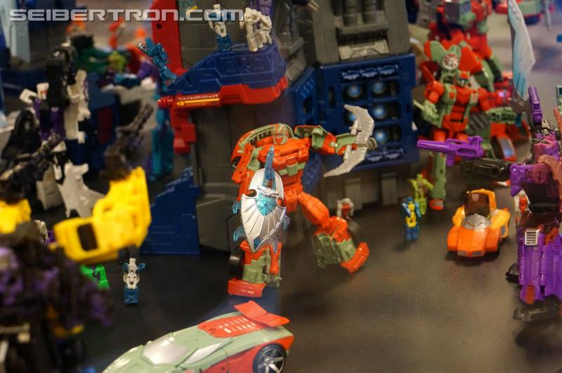 Botcon 2016: Fortress Maximus Titan Masters Battle Scene Diorama - Transformers Event: Fort Max Diorama 028