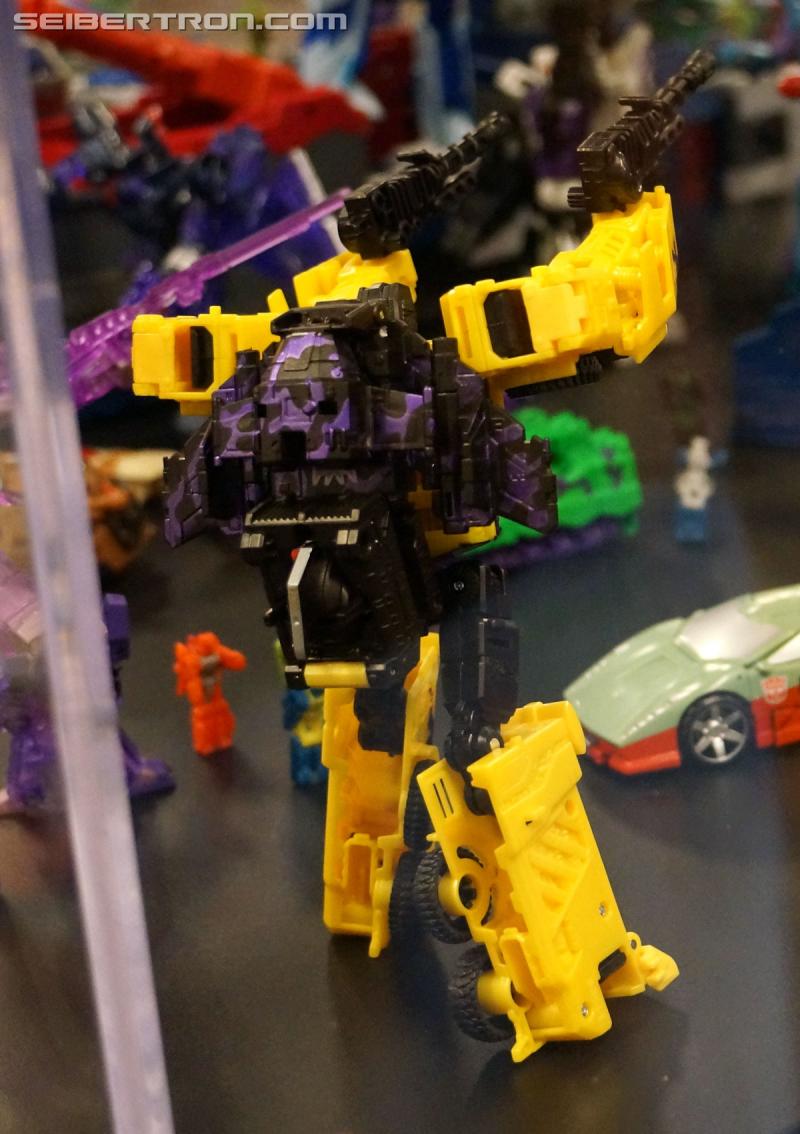 Botcon 2016: Fortress Maximus Titan Masters Battle Scene Diorama - Transformers Event: Fort Max Diorama 030