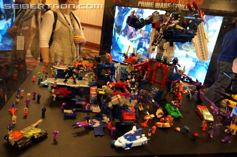 Botcon 2016: Fortress Maximus Titan Masters Battle Scene Diorama - Transformers Event: Fort Max Diorama 031