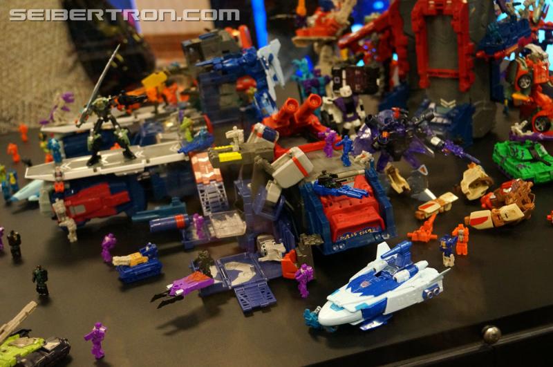 Botcon 2016: Fortress Maximus Titan Masters Battle Scene Diorama - Transformers Event: Fort Max Diorama 035