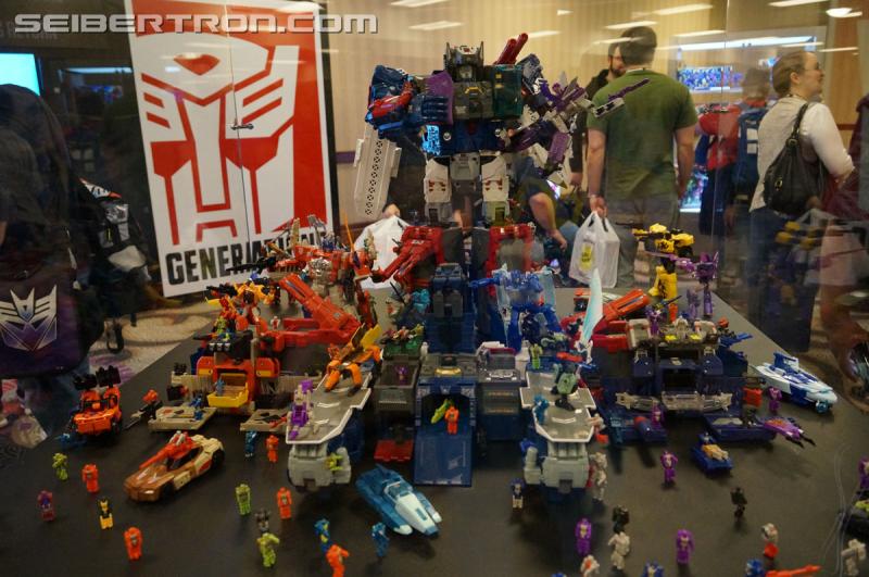 Botcon 2016: Fortress Maximus Titan Masters Battle Scene Diorama - Transformers Event: Fort Max Diorama 041
