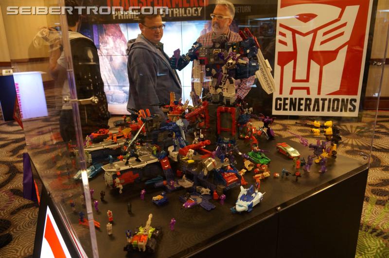 Botcon 2016: Fortress Maximus Titan Masters Battle Scene Diorama - Transformers Event: Fort Max Diorama 047