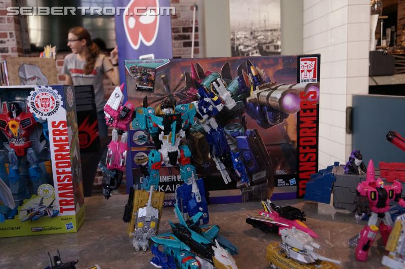 SDCC 2016: Hasbro Press Event: Combiner Wars Liokaiser - Transformers Event: Liokaiser 022
