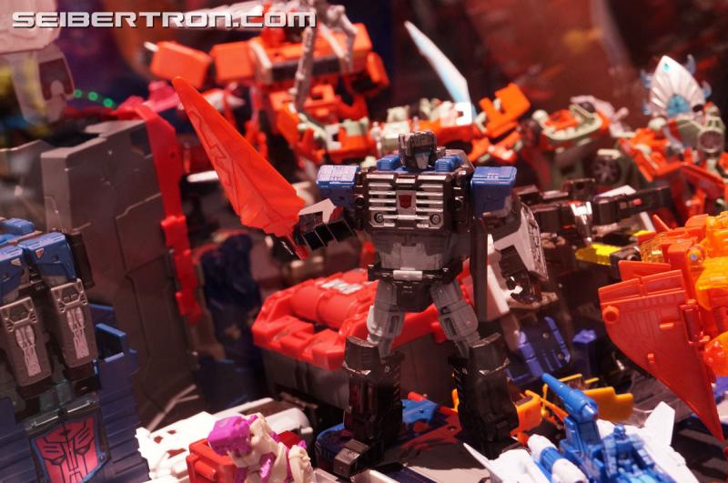 SDCC 2016: Diorama featuring Titans Return and Combiner Wars products - Transformers Event: DSC02546