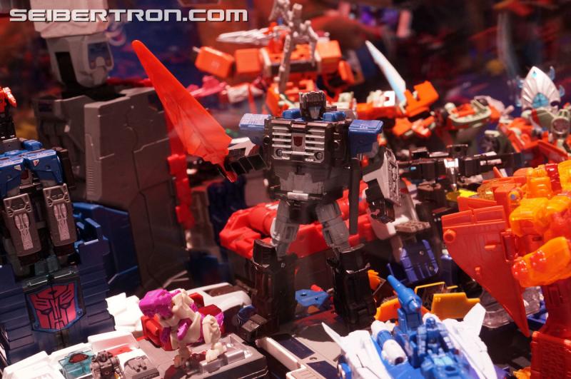 SDCC 2016: Diorama featuring Titans Return and Combiner Wars products - Transformers Event: DSC02547