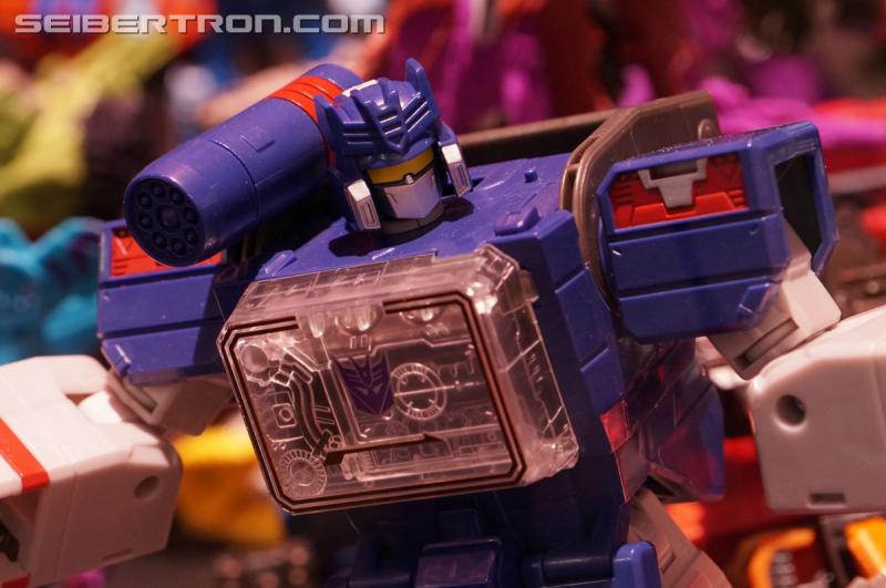 SDCC 2016: Diorama featuring Titans Return and Combiner Wars products - Transformers Event: DSC02557