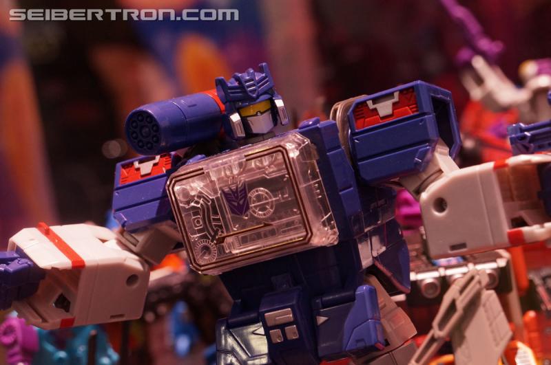 SDCC 2016: Diorama featuring Titans Return and Combiner Wars products - Transformers Event: DSC02558