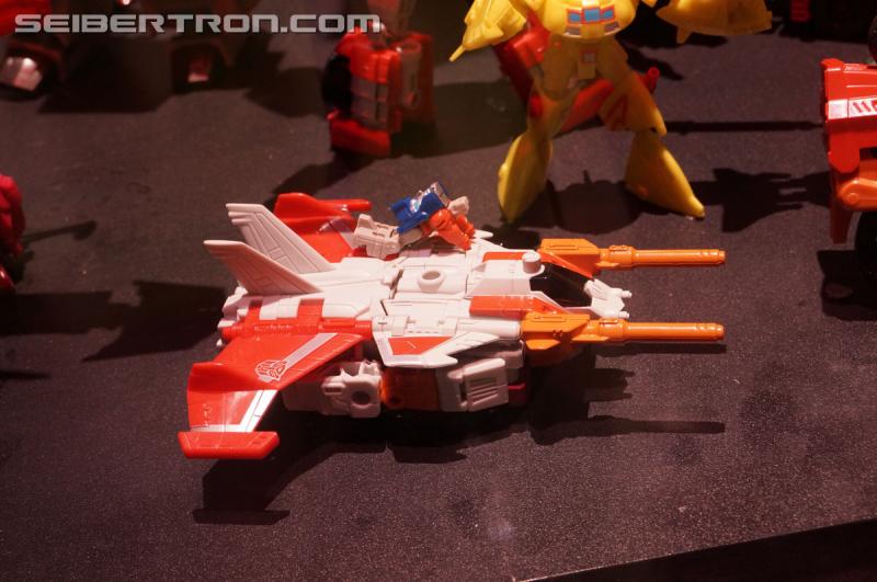 SDCC 2016 - Diorama featuring Titans Return and Combiner Wars products