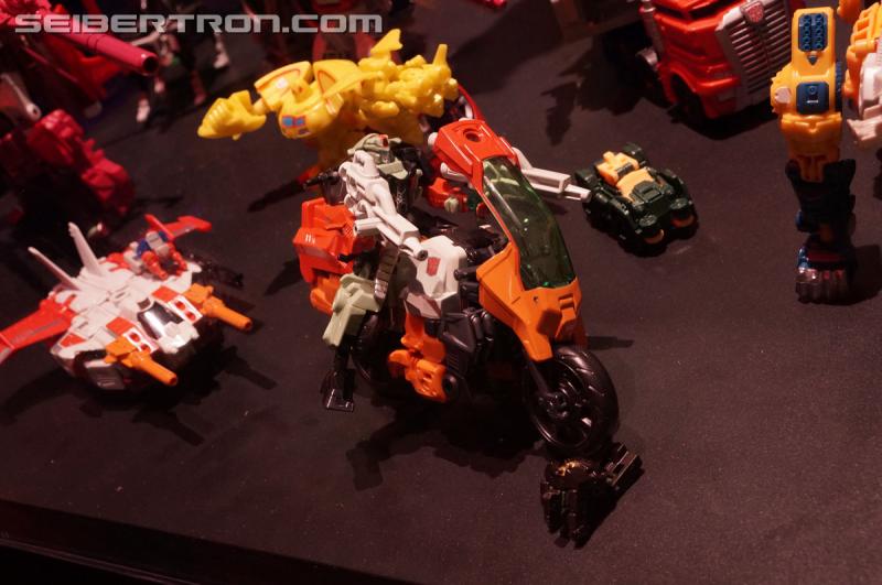 SDCC 2016 - Diorama featuring Titans Return and Combiner Wars products