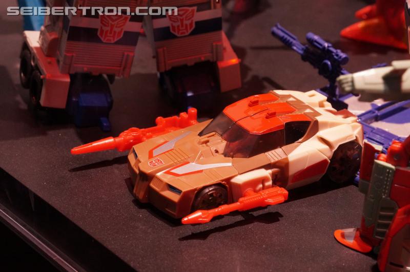SDCC 2016 - Diorama featuring Titans Return and Combiner Wars products