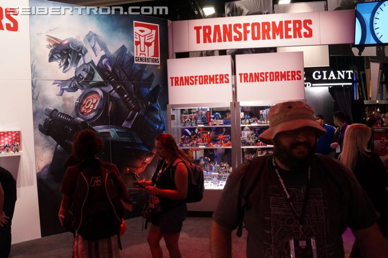 SDCC 2016: Diorama featuring Titans Return and Combiner Wars products - Transformers Event: DSC02581