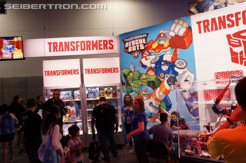 SDCC 2016: Diorama featuring Titans Return and Combiner Wars products - Transformers Event: DSC02583