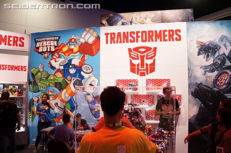 SDCC 2016 - Diorama featuring Titans Return and Combiner Wars products