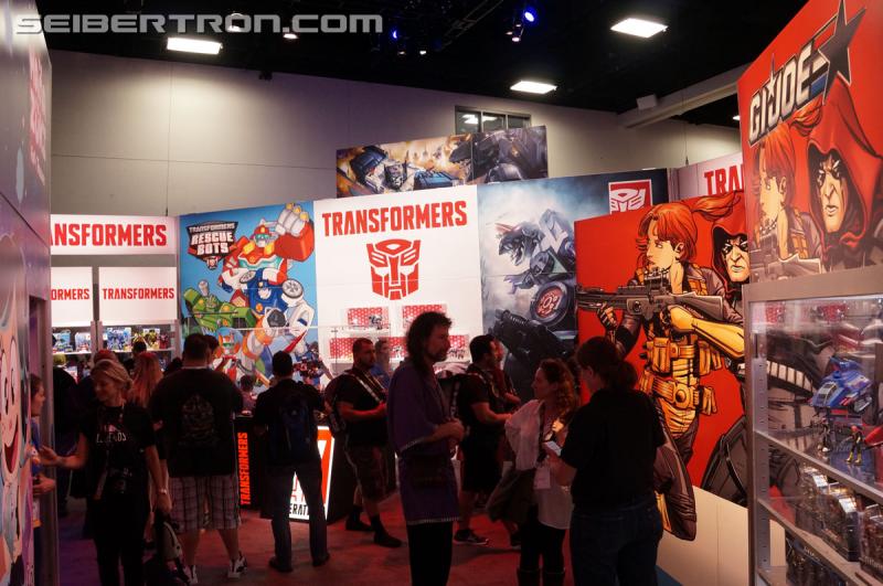 SDCC 2016: Diorama featuring Titans Return and Combiner Wars products - Transformers Event: DSC02586