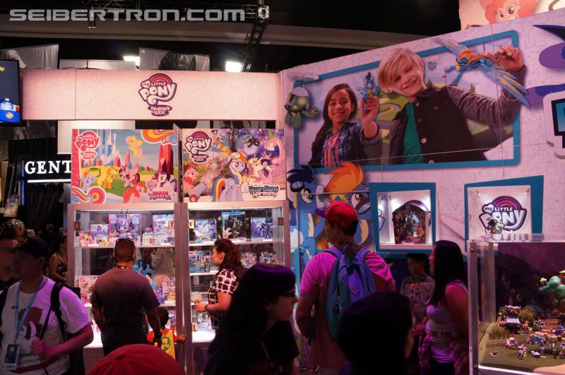 SDCC 2016 - Diorama featuring Titans Return and Combiner Wars products