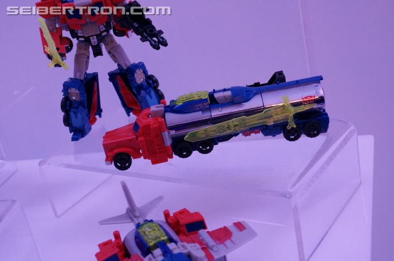 NYCC 2016 - Titans Return Voyager Optimus, Legends, and Titan Masters