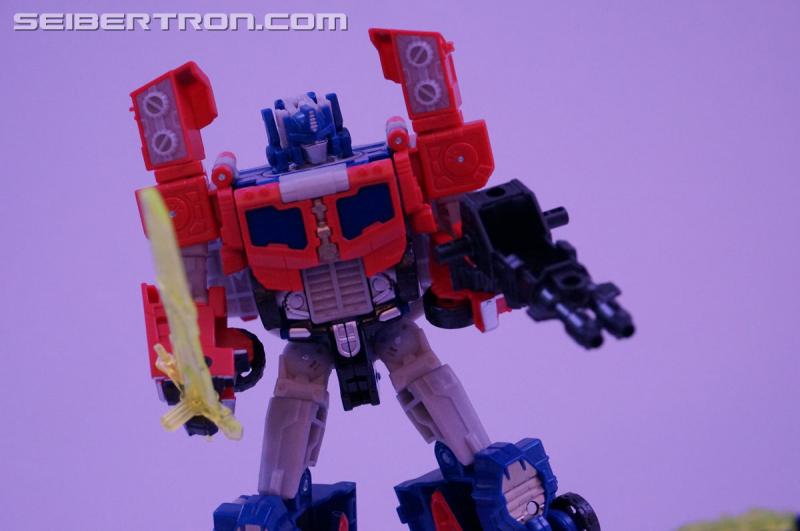 NYCC 2016: Titans Return Voyager Optimus, Legends, and Titan Masters - Transformers Event: DSC03603