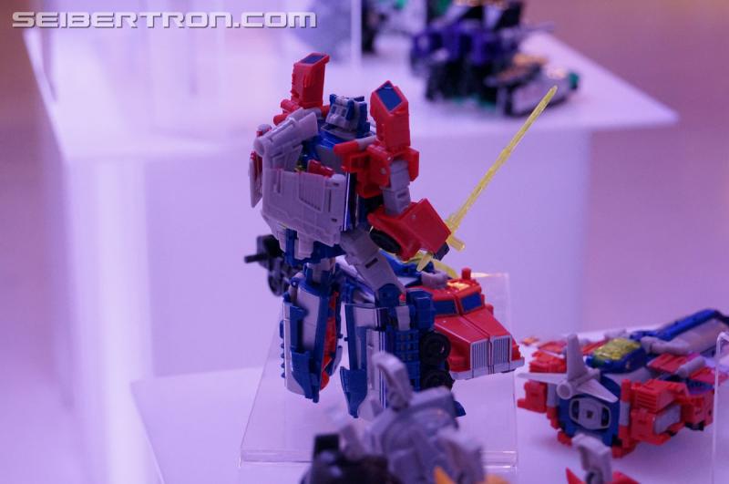 NYCC 2016 - Titans Return Voyager Optimus, Legends, and Titan Masters