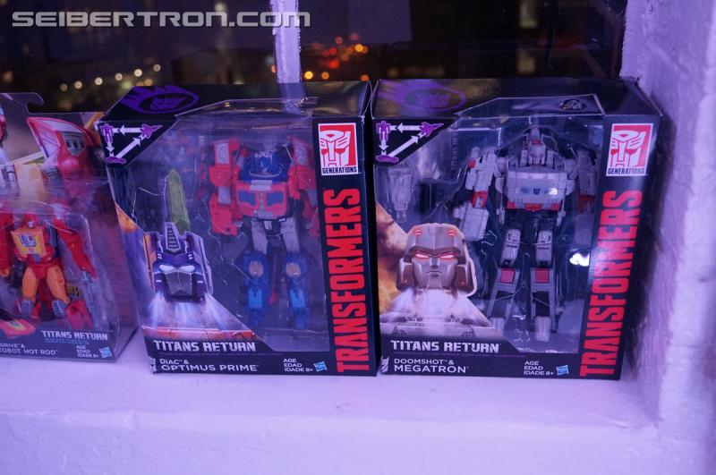 NYCC 2016 - Titans Return Voyager Optimus, Legends, and Titan Masters