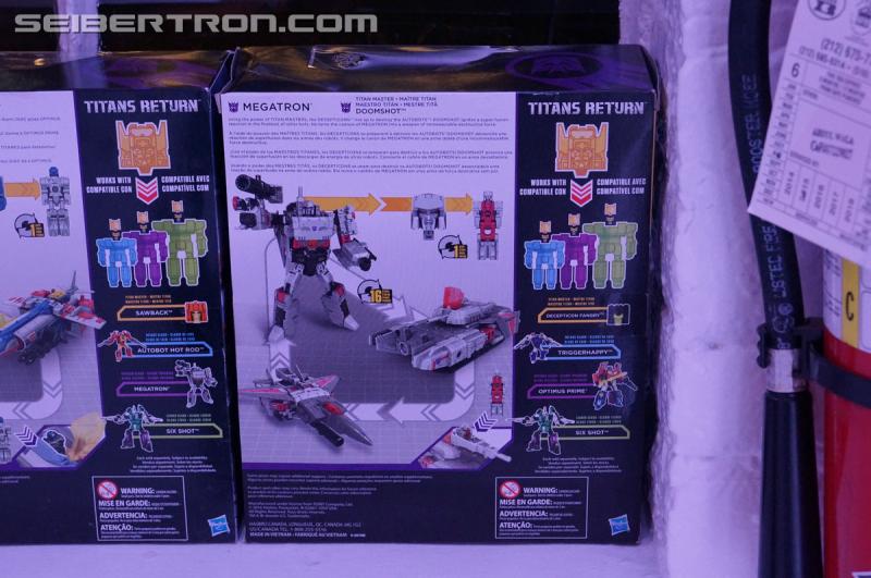 NYCC 2016 - Titans Return Voyager Optimus, Legends, and Titan Masters