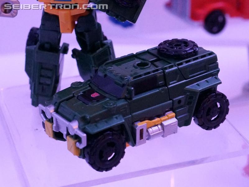 NYCC 2016 - Titans Return Voyager Optimus, Legends, and Titan Masters