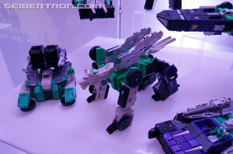 NYCC 2016: Titans Return Leader Class Sixshot - Transformers Event: DSC03720