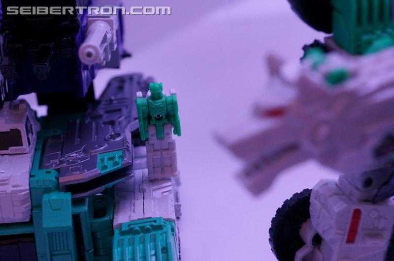 NYCC 2016: Titans Return Leader Class Sixshot - Transformers Event: DSC03730
