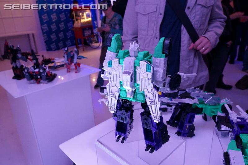 NYCC 2016: Titans Return Leader Class Sixshot - Transformers Event: DSC03731
