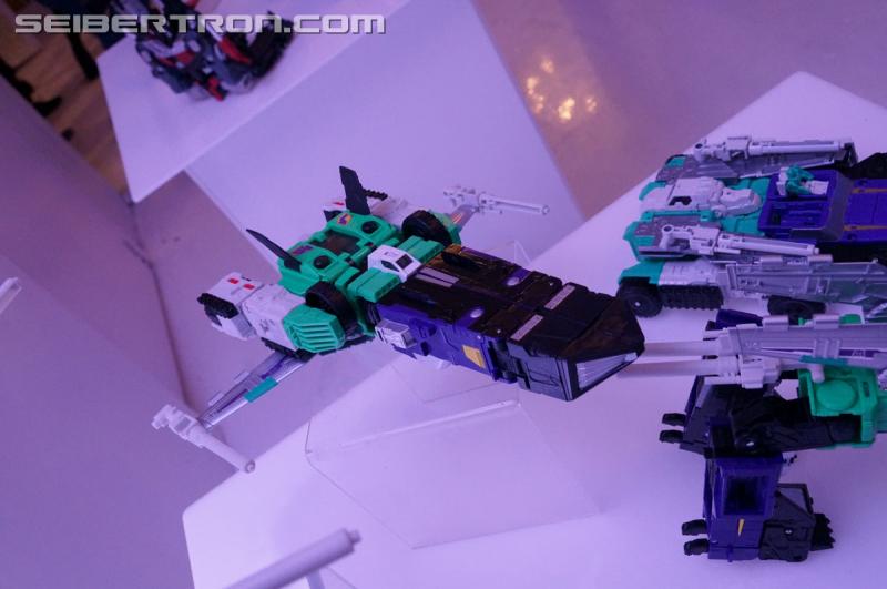 NYCC 2016: Titans Return Leader Class Sixshot - Transformers Event: DSC03735