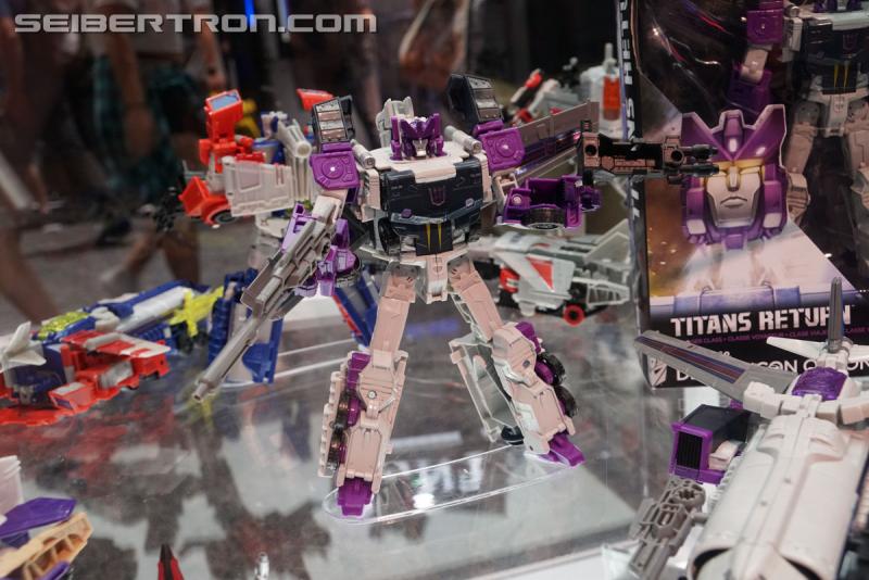 SDCC 2017 - Transformers Titans Return Products